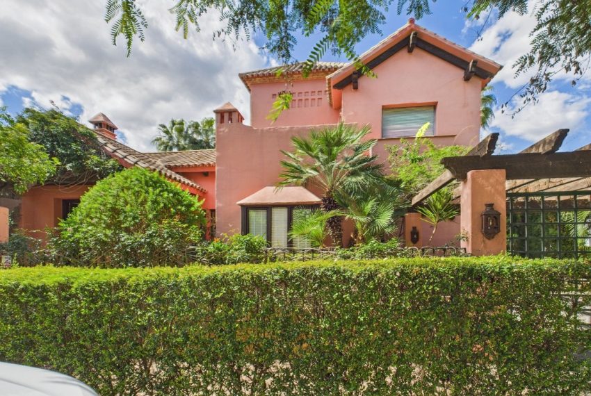 R4986919-Villa-For-Sale-Estepona-Detached-4-Beds-431-Built-1