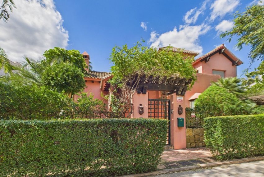 R4986919-Villa-For-Sale-Estepona-Detached-4-Beds-431-Built-2
