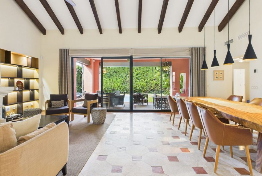 R4986919-Villa-For-Sale-Estepona-Detached-4-Beds-431-Built-3
