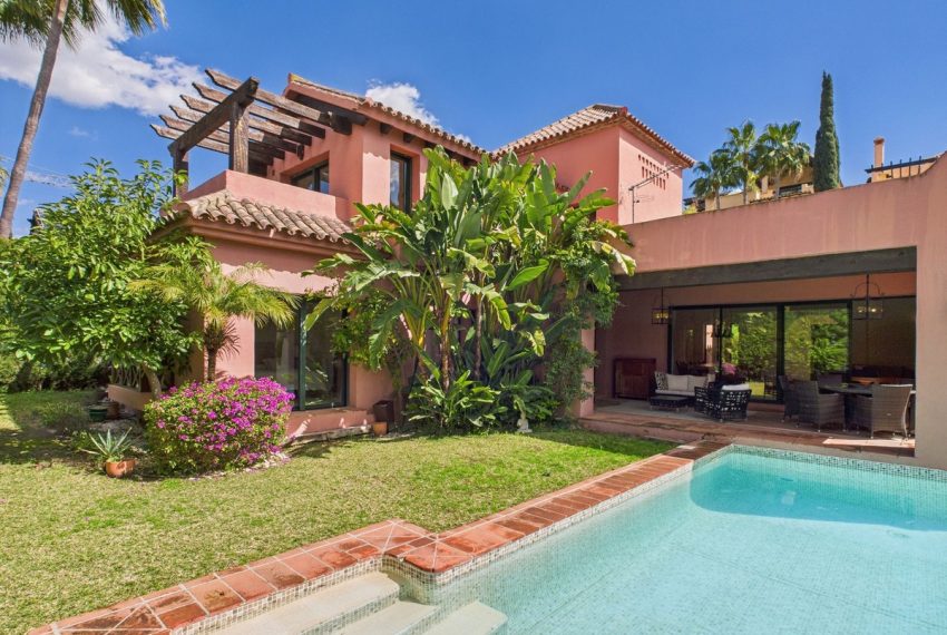 R4986919-Villa-For-Sale-Estepona-Detached-4-Beds-431-Built