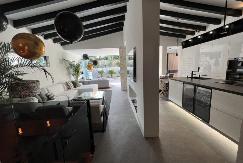 R4989433-Villa-For-Sale-Nueva-Andalucia-Detached-4-Beds-290-Built-3