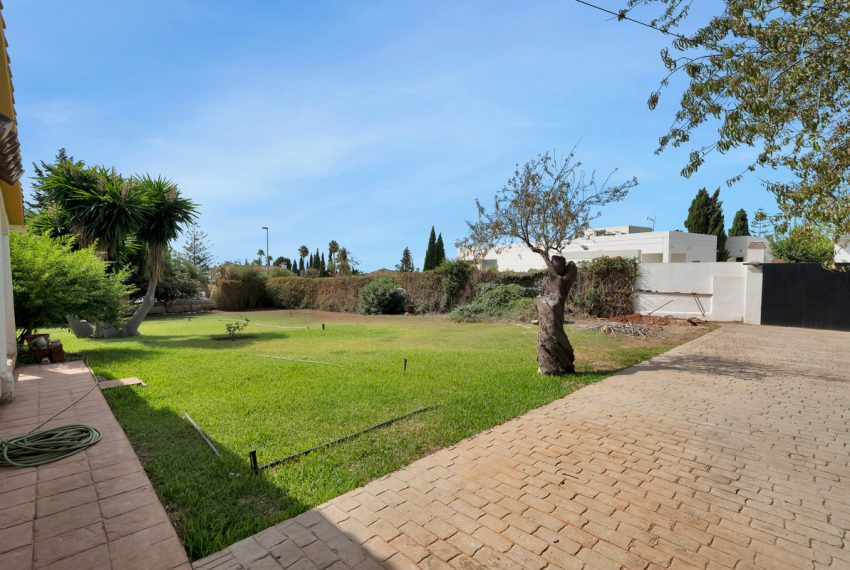 R4990069-Villa-For-Sale-Marbella-Detached-4-Beds-256-Built-1