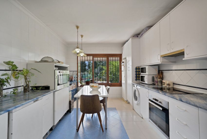 R4990069-Villa-For-Sale-Marbella-Detached-4-Beds-256-Built-4