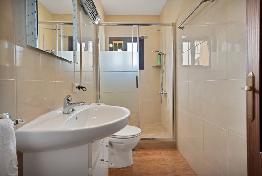R4990780-Villa-For-Sale-Marbella-Detached-4-Beds-200-Built-17