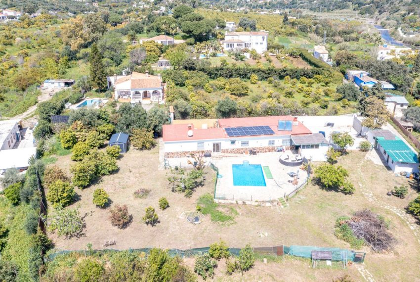 R5005537-Villa-For-Sale-Estepona-Finca-10-Beds-369-Built-1