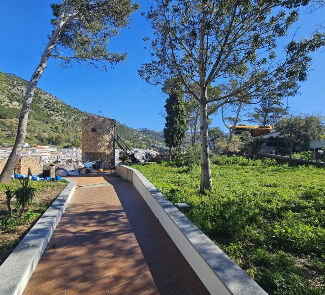 R5005648-Image 1-Detached - 6 Beds - 1025 Built