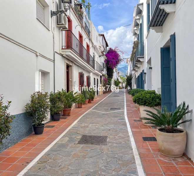 R5015485-Image 1-Detached - 5 Beds - 330 Built