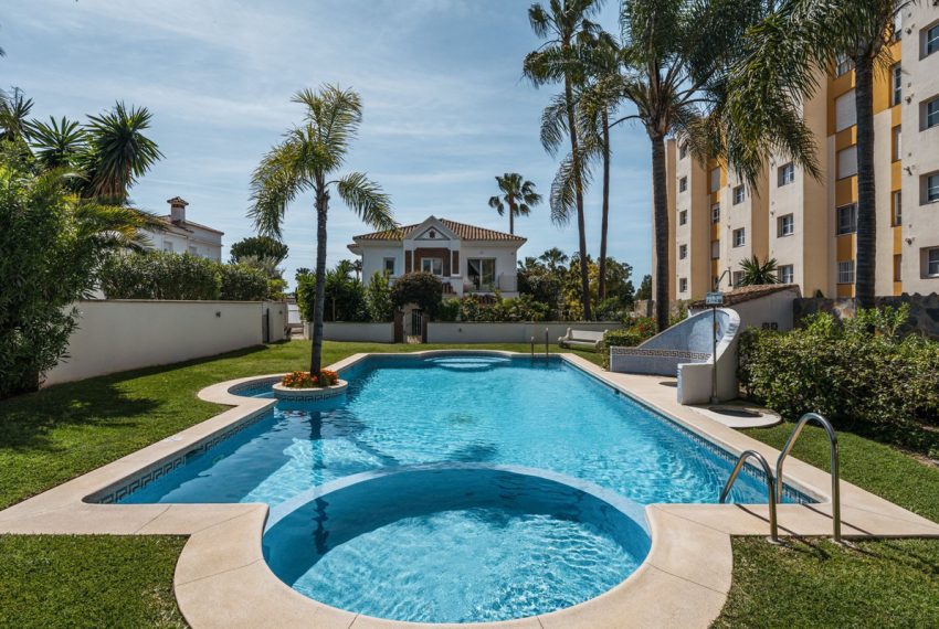 R5017018-Villa-For-Sale-Estepona-Detached-4-Beds-250-Built-4