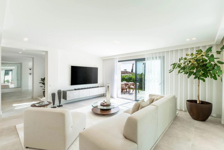R5018101-Villa-For-Sale-Nueva-Andalucia-Detached-4-Beds-330-Built-2