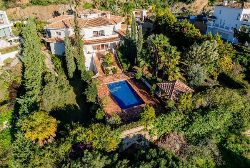 R5023432-Villa-For-Sale-Nueva-Andalucia-Detached-6-Beds-706-Built-1