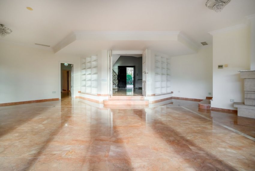 R5023432-Villa-For-Sale-Nueva-Andalucia-Detached-6-Beds-706-Built-11