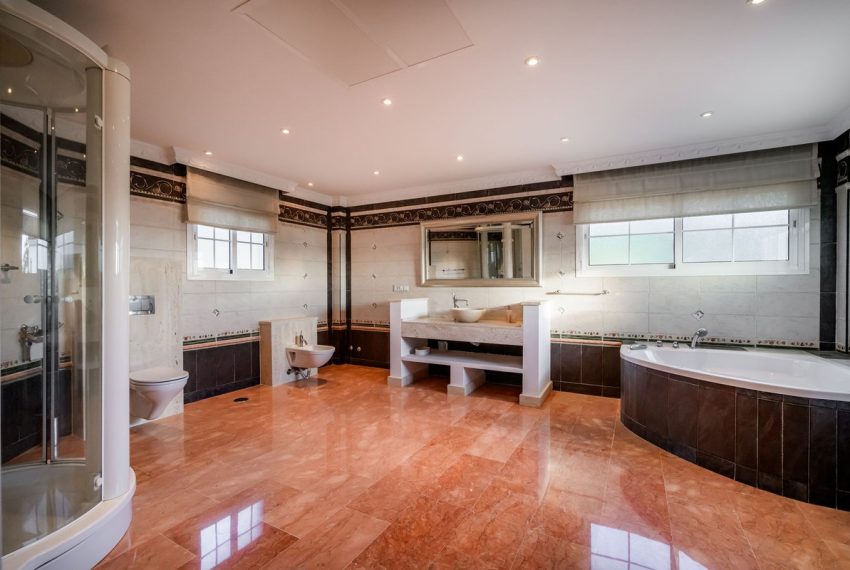 R5023432-Villa-For-Sale-Nueva-Andalucia-Detached-6-Beds-706-Built-12