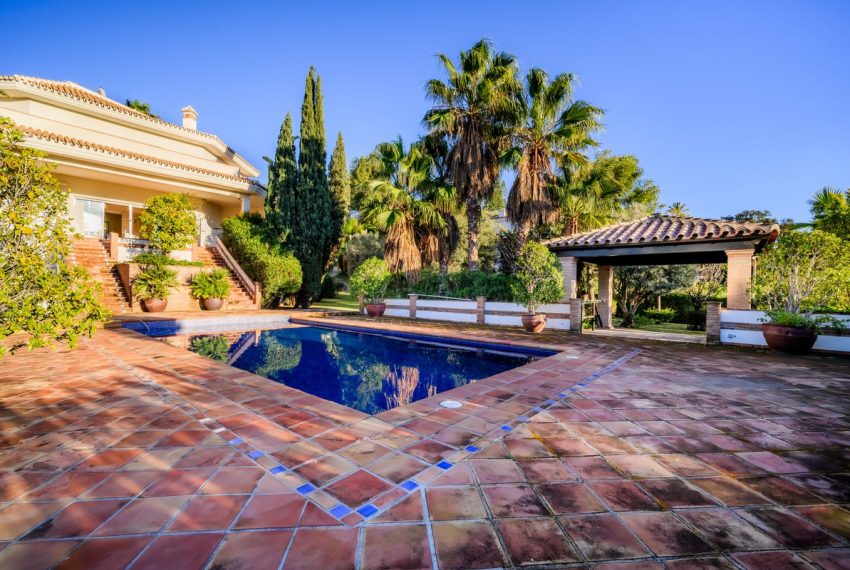 R5023432-Villa-For-Sale-Nueva-Andalucia-Detached-6-Beds-706-Built-2