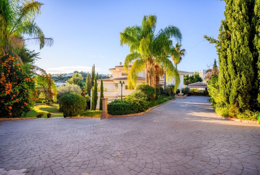 R5023432-Villa-For-Sale-Nueva-Andalucia-Detached-6-Beds-706-Built-3
