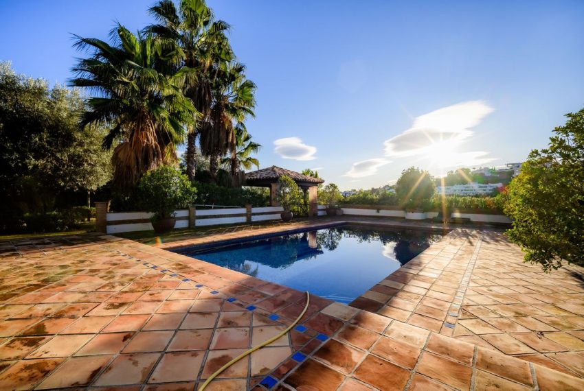 R5023432-Villa-For-Sale-Nueva-Andalucia-Detached-6-Beds-706-Built-6