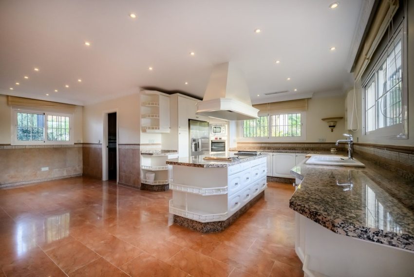 R5023432-Villa-For-Sale-Nueva-Andalucia-Detached-6-Beds-706-Built-8