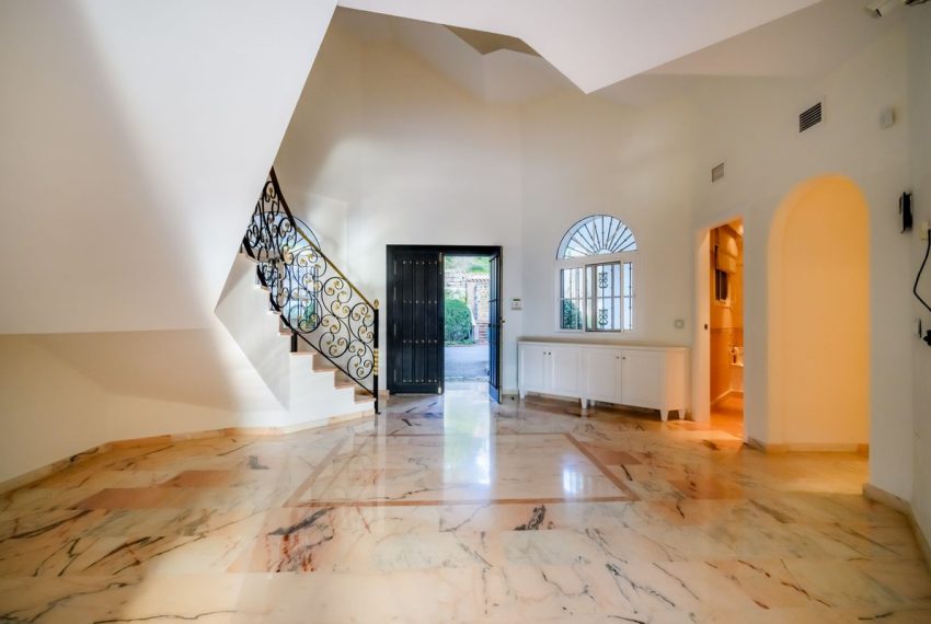 R5023432-Villa-For-Sale-Nueva-Andalucia-Detached-6-Beds-706-Built-9