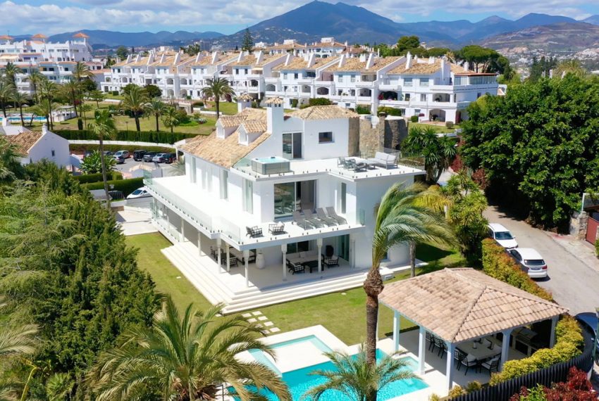 R5024821-Villa-For-Sale-Nueva-Andalucia-Detached-8-Beds-951-Built-1