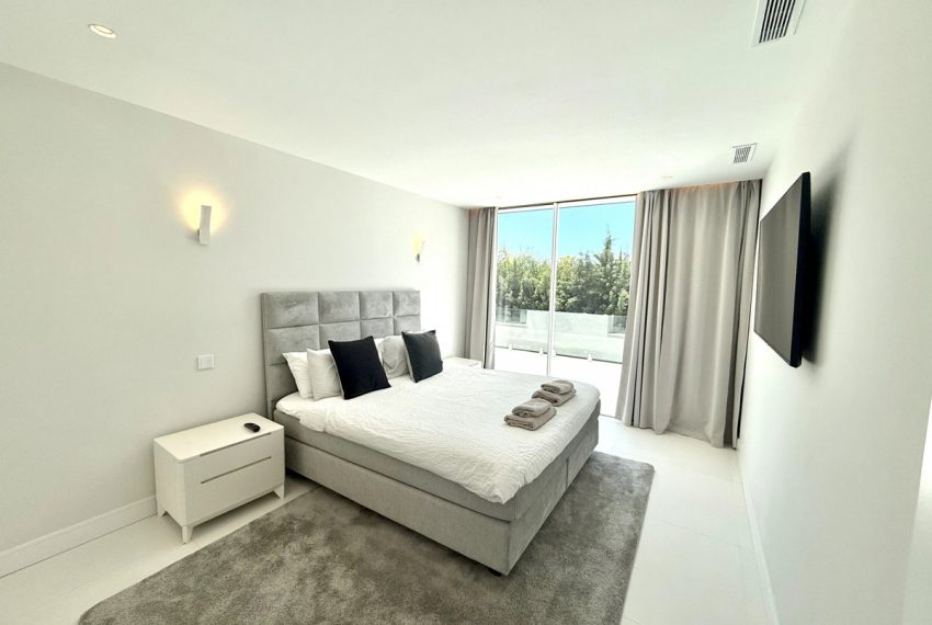 R5024821-Villa-For-Sale-Nueva-Andalucia-Detached-8-Beds-951-Built-18