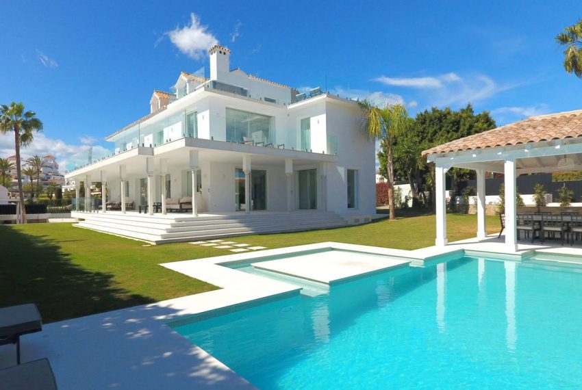 R5024821-Villa-For-Sale-Nueva-Andalucia-Detached-8-Beds-951-Built