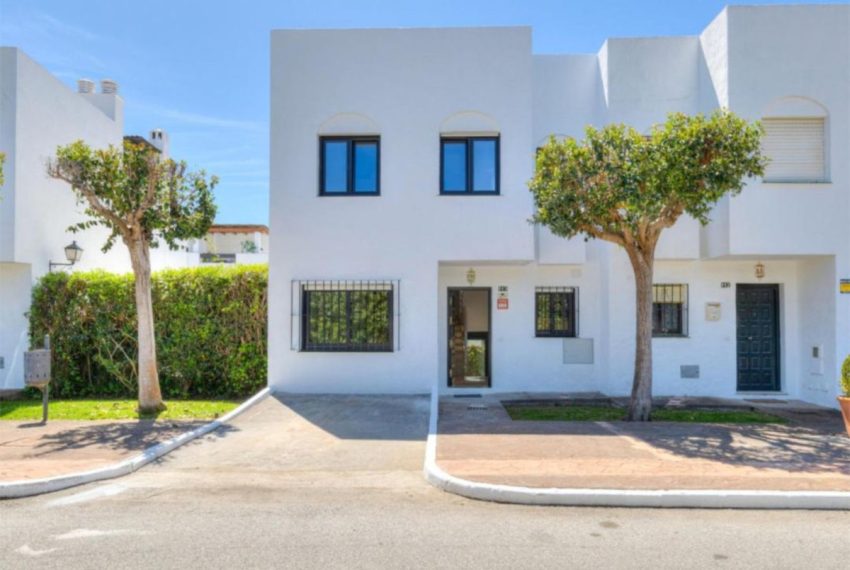 R5026864-Villa-For-Sale-San-Pedro-de-Alcantara-Semi-Detached-4-Beds-208-Built