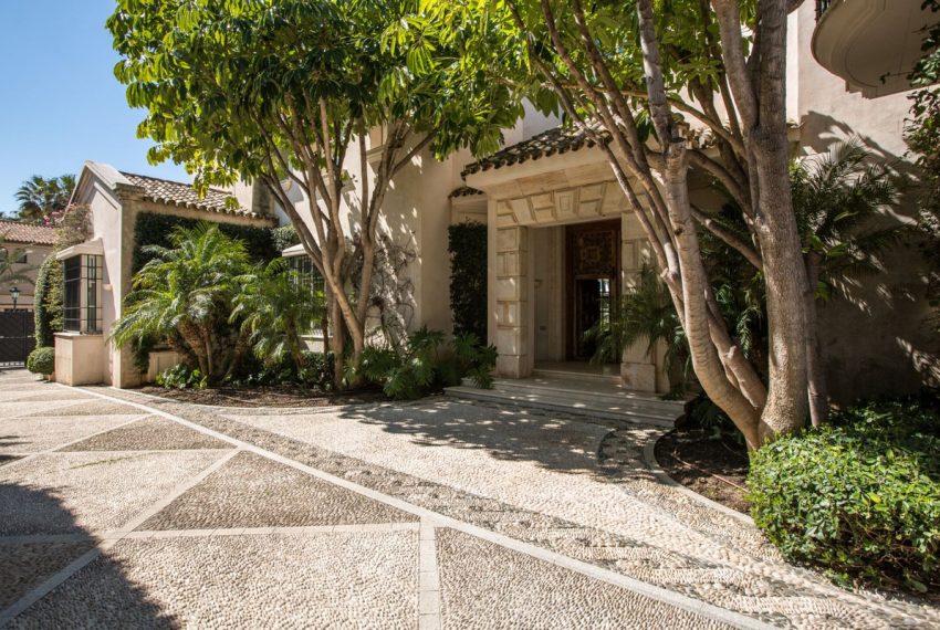R5032207-Villa-For-Sale-Los-Monteros-Detached-7-Beds-1045-Built-4