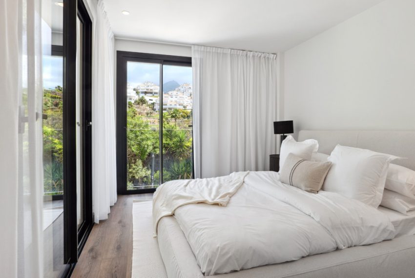 R5032501-Villa-For-Sale-Nueva-Andalucia-Detached-5-Beds-304-Built-12