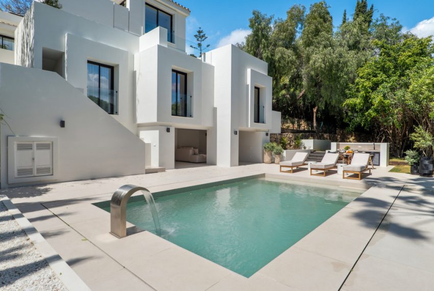 R5032501-Villa-For-Sale-Nueva-Andalucia-Detached-5-Beds-304-Built-2