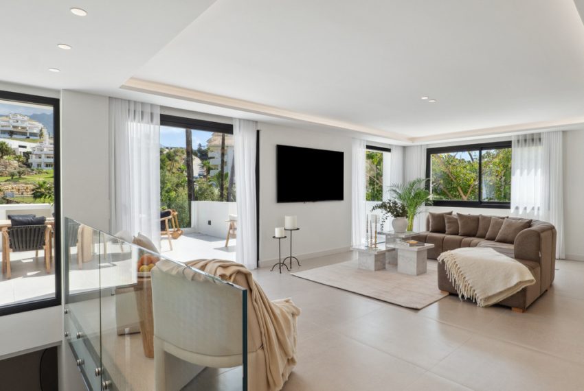 R5032501-Villa-For-Sale-Nueva-Andalucia-Detached-5-Beds-304-Built-3