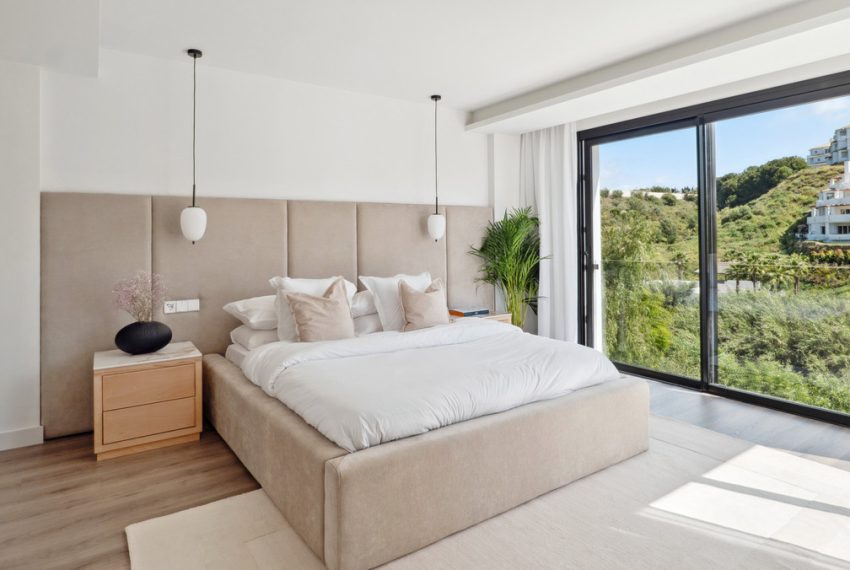 R5032501-Villa-For-Sale-Nueva-Andalucia-Detached-5-Beds-304-Built-4