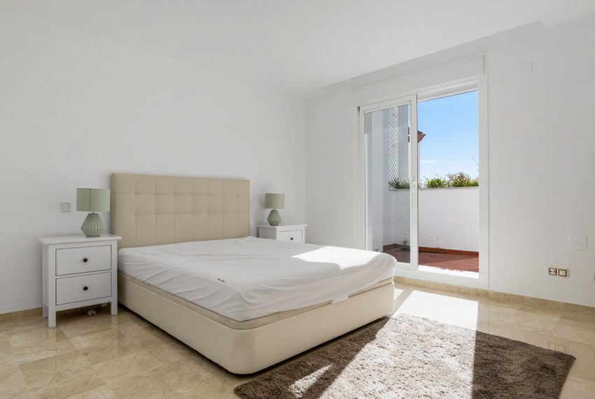 R5032516-Apartment-For-Sale-Nueva-Andalucia-Duplex-4-Beds-186-Built-4