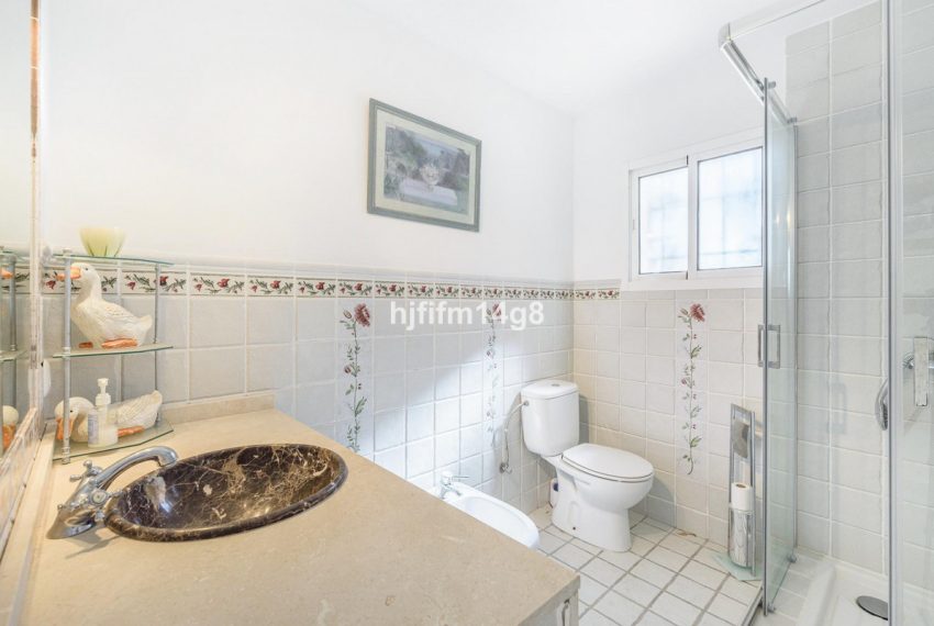 R5035189-Villa-For-Sale-Nueva-Andalucia-Detached-5-Beds-146-Built-12