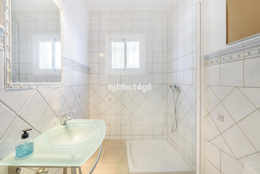 R5035189-Villa-For-Sale-Nueva-Andalucia-Detached-5-Beds-146-Built-14