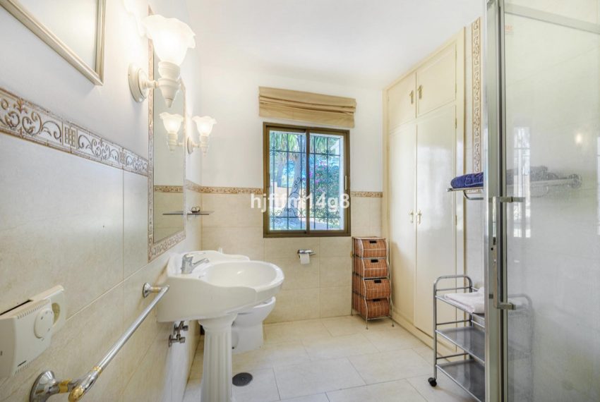 R5035189-Villa-For-Sale-Nueva-Andalucia-Detached-5-Beds-146-Built-17