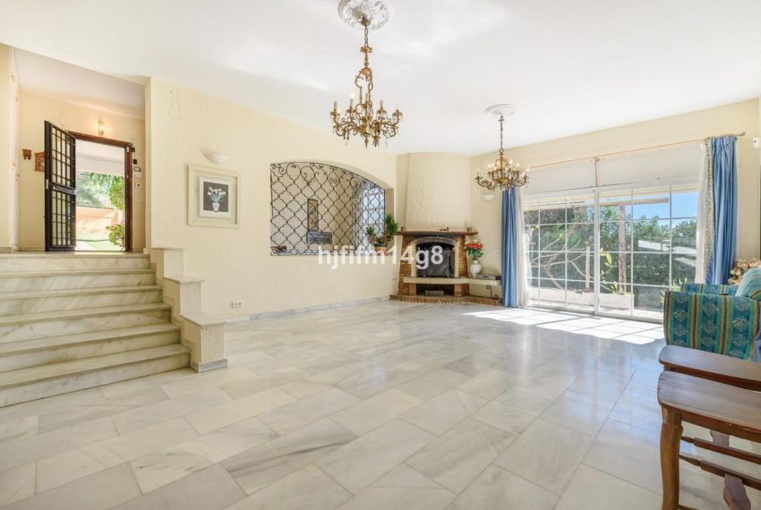 R5035189-Villa-For-Sale-Nueva-Andalucia-Detached-5-Beds-146-Built-4