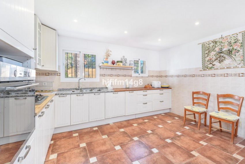 R5035189-Villa-For-Sale-Nueva-Andalucia-Detached-5-Beds-146-Built-8