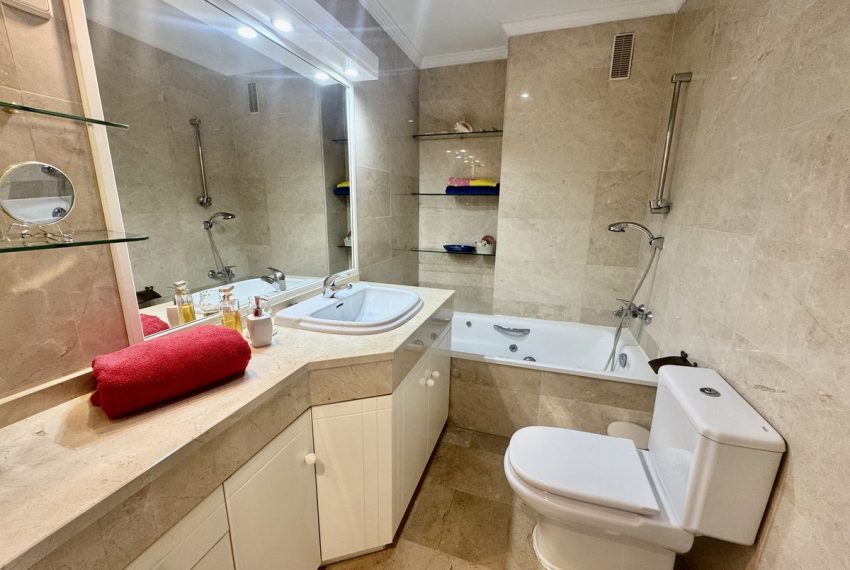 R5037148-Apartment-For-Sale-The-Golden-Mile-Ground-Floor-3-Beds-121-Built-6