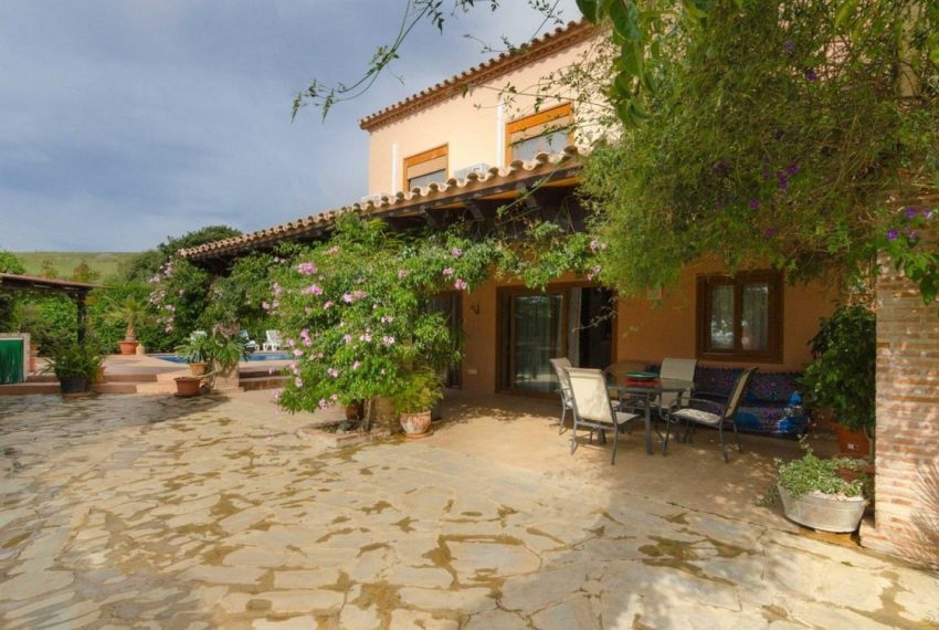 R5037514-Villa-For-Sale-Estepona-Finca-4-Beds-240-Built-2