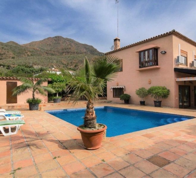 R5037514-Image 1-Finca - 4 Beds - 240 Built