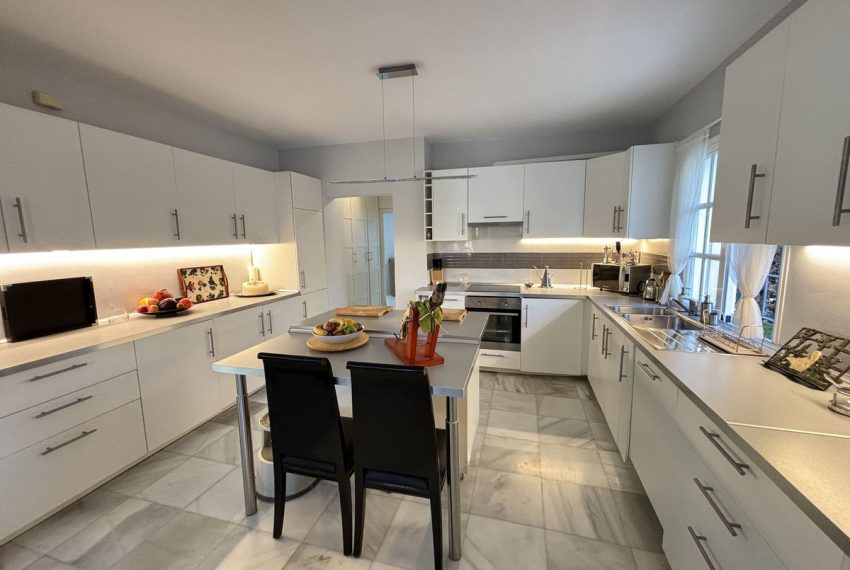 R5037526-Villa-For-Sale-Nueva-Andalucia-Detached-5-Beds-320-Built-2