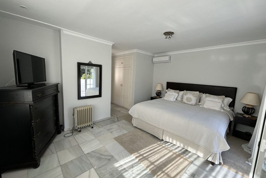 R5037526-Villa-For-Sale-Nueva-Andalucia-Detached-5-Beds-320-Built-3