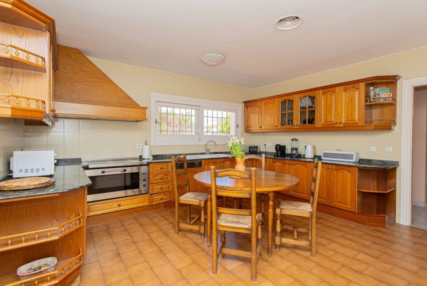 R5037583-Villa-For-Sale-Nueva-Andalucia-Detached-8-Beds-643-Built-10