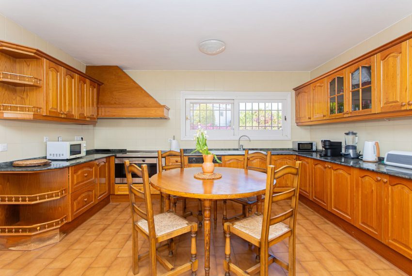 R5037583-Villa-For-Sale-Nueva-Andalucia-Detached-8-Beds-643-Built-11