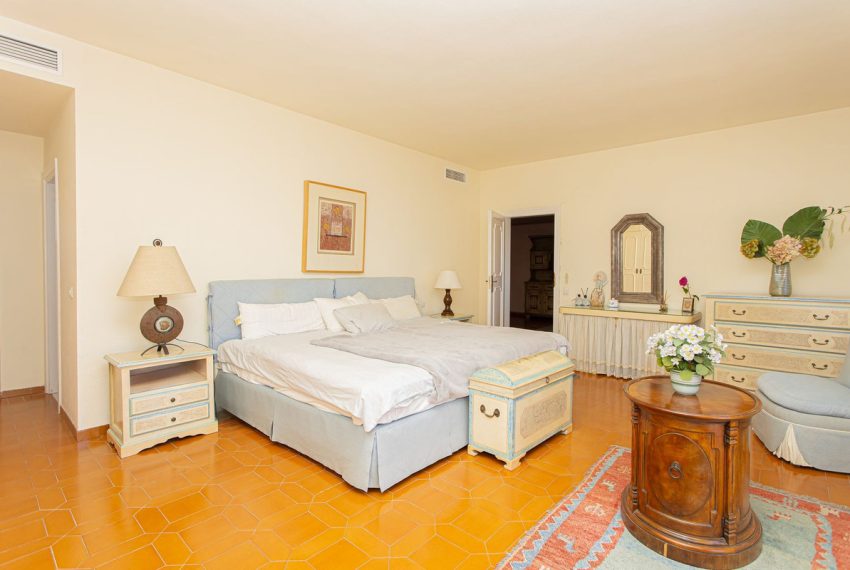R5037583-Villa-For-Sale-Nueva-Andalucia-Detached-8-Beds-643-Built-17