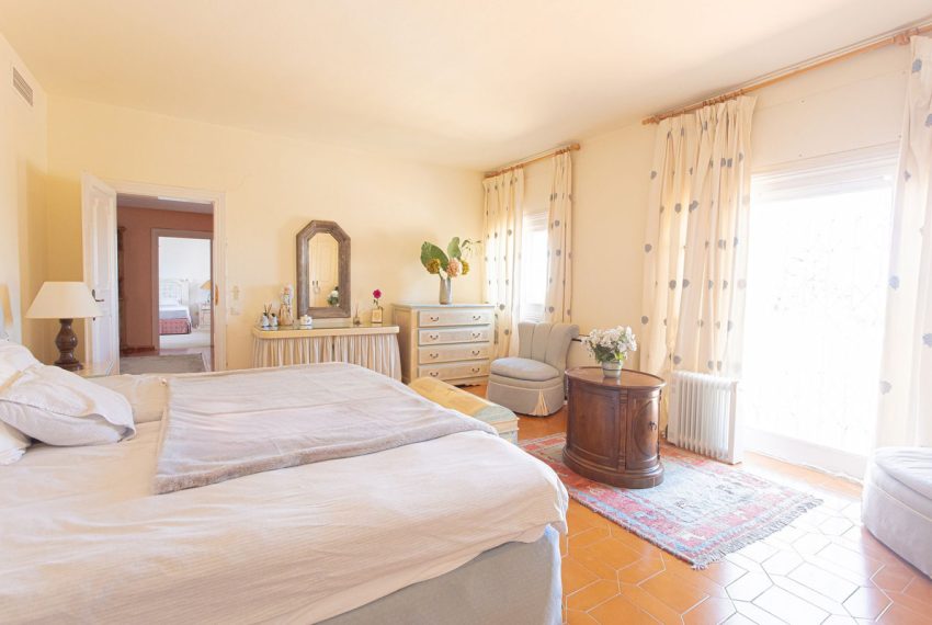 R5037583-Villa-For-Sale-Nueva-Andalucia-Detached-8-Beds-643-Built-18