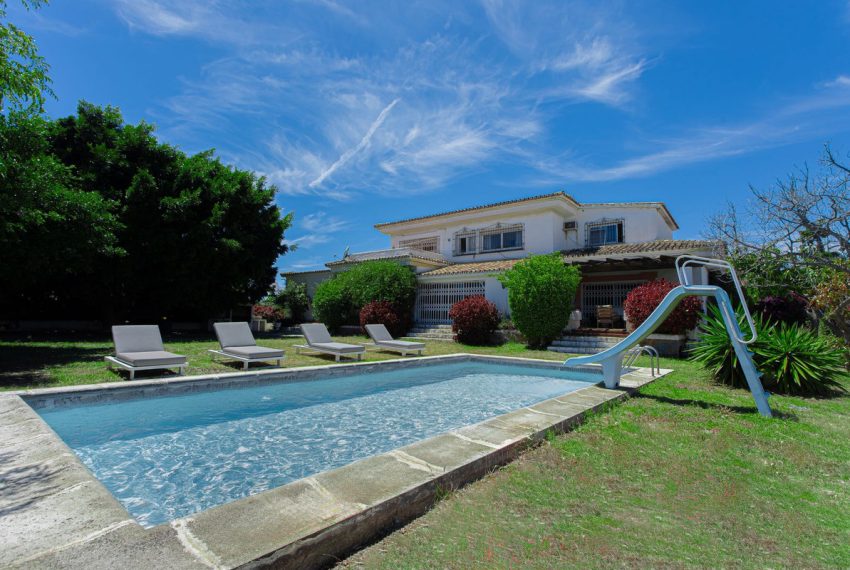 R5037583-Villa-For-Sale-Nueva-Andalucia-Detached-8-Beds-643-Built-2