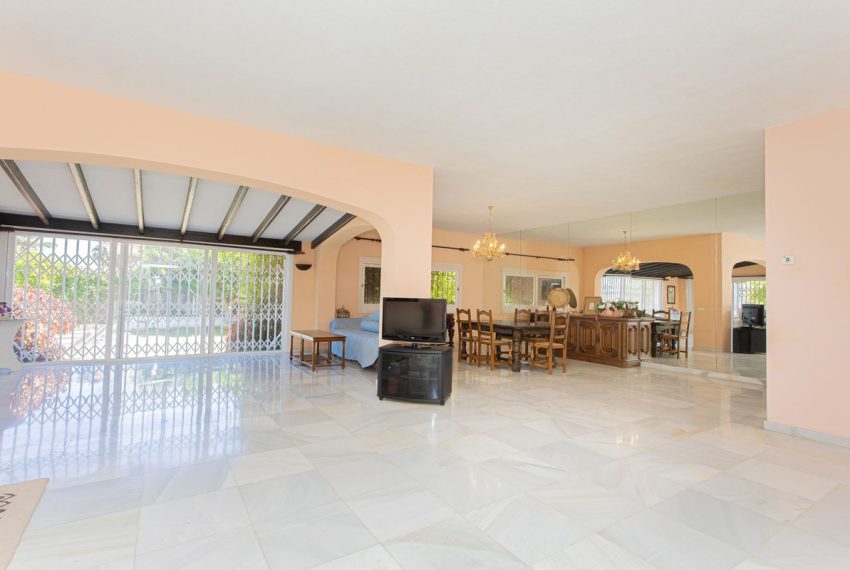 R5037583-Villa-For-Sale-Nueva-Andalucia-Detached-8-Beds-643-Built-4