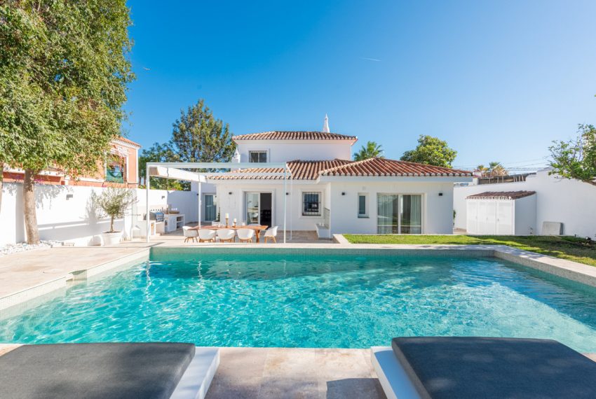 R5037682-Villa-For-Sale-Nueva-Andalucia-Detached-4-Beds-252-Built