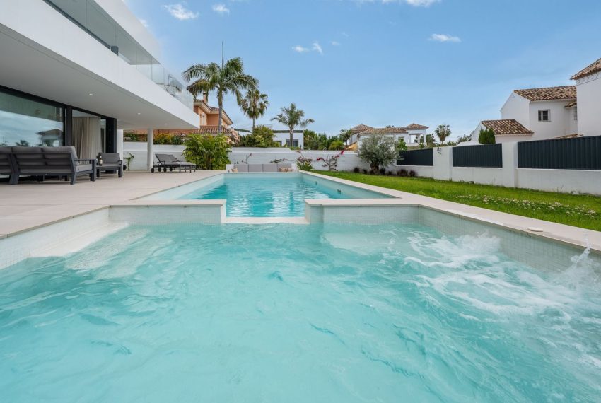 R5040343-Villa-For-Sale-San-Pedro-de-Alcantara-Detached-5-Beds-642-Built-2