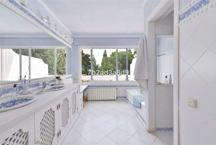 R5043934-Villa-For-Sale-Calahonda-Detached-8-Beds-720-Built-11